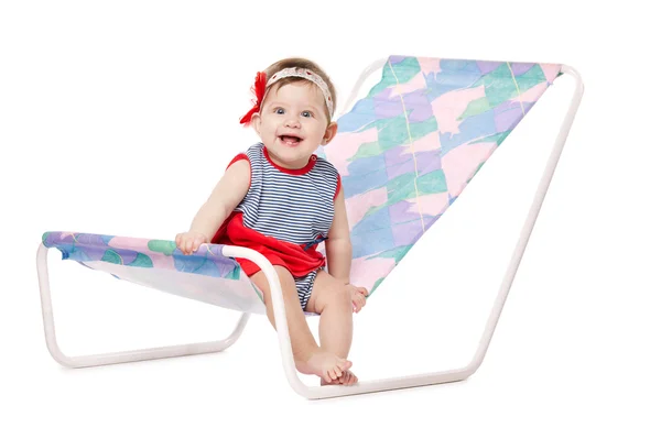Bambino sdraiato sul lettino isolato sul bianco — Foto Stock