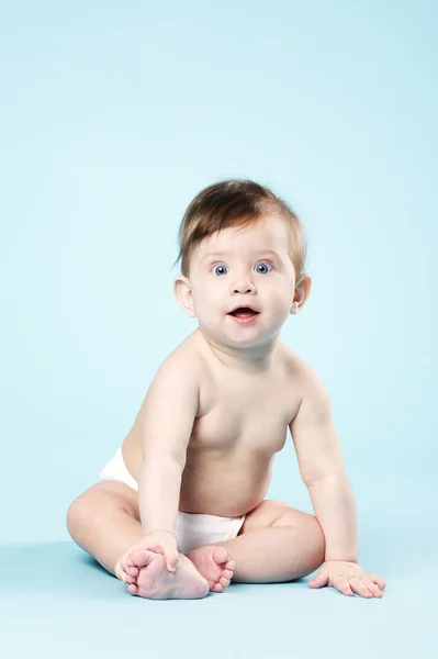Glückliches Baby auf blauem Hintergrund — Stockfoto