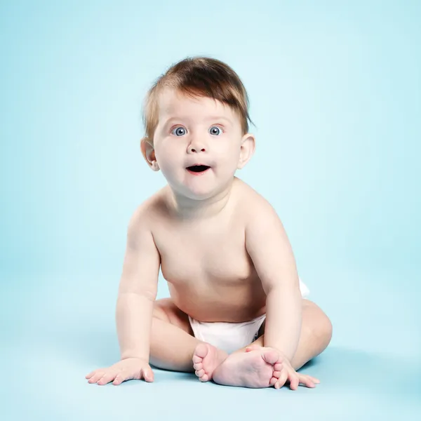 Bebê feliz no fundo azul — Fotografia de Stock