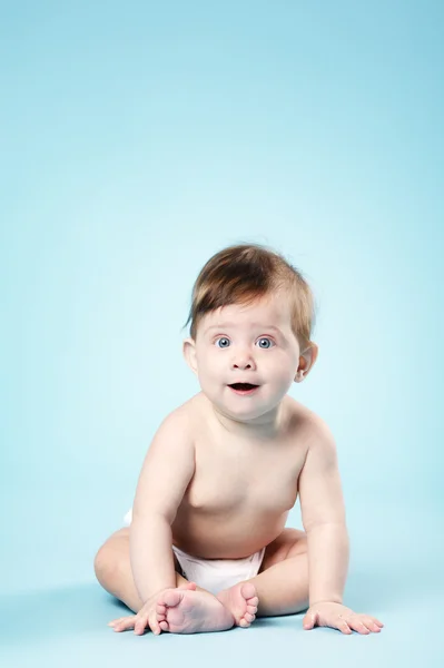 Glückliches Baby auf blauem Hintergrund — Stockfoto