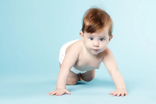 青色の背景での幸せな赤ちゃん — ストック写真