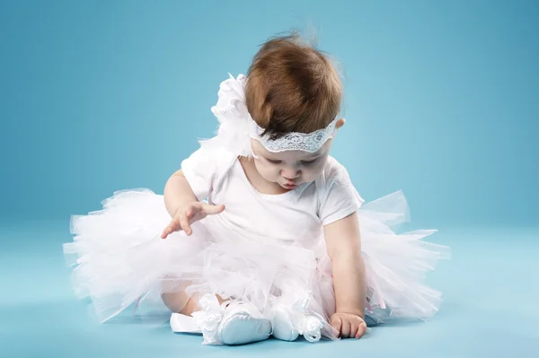 Piccola ballerina su sfondo blu — Foto Stock