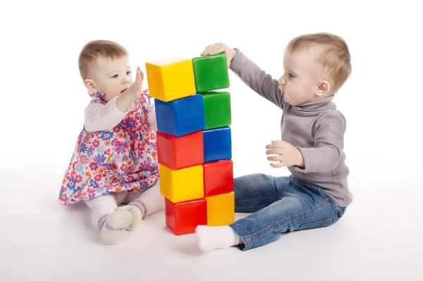 Menino e menina brincando com cubos — Fotografia de Stock