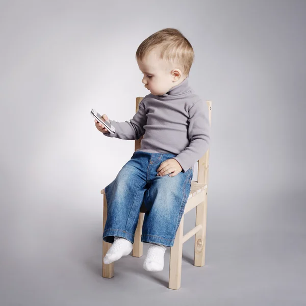 Kind benutzt Mobiltelefon — Stockfoto