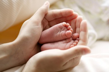 Anne tut feets yeni doğmuş çocuk