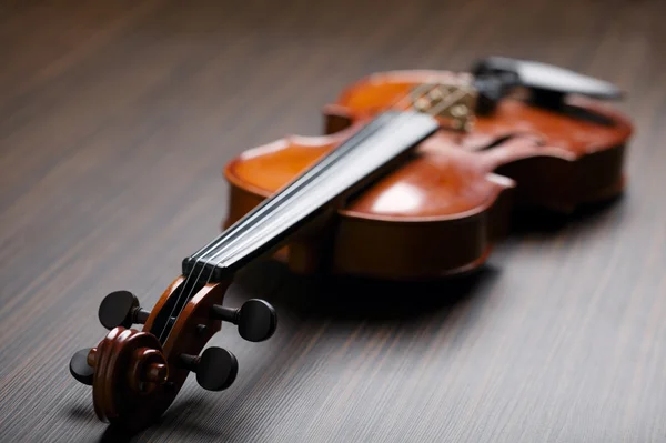 高齢者の手作りヴァイオリン — ストック写真