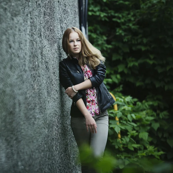 Prachtige blond meisje straat portret — Stockfoto