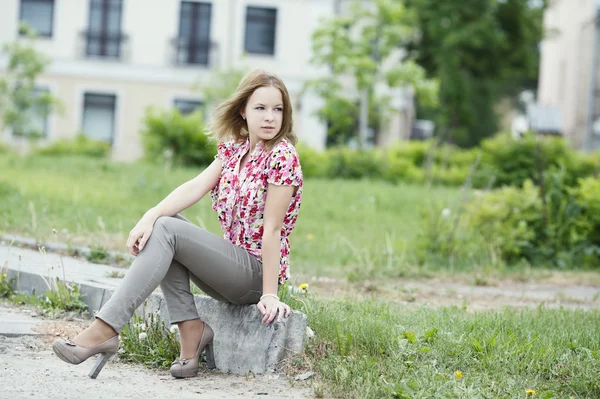 Blond meisje stedelijke portret — Stockfoto