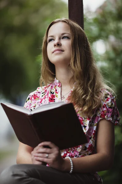 Красива дівчина читає книгу — стокове фото
