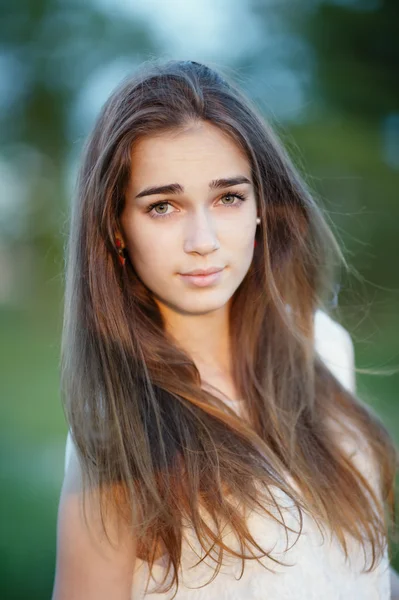Menina bonita com cabelos longos — Fotografia de Stock