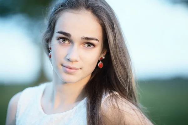 Bella ragazza con i capelli lunghi — Foto Stock