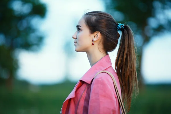 Bella ragazza con i capelli lunghi — Foto Stock