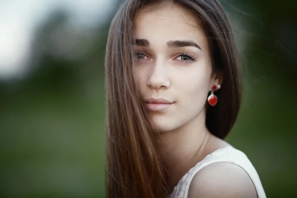 Menina bonita com cabelos longos — Fotografia de Stock