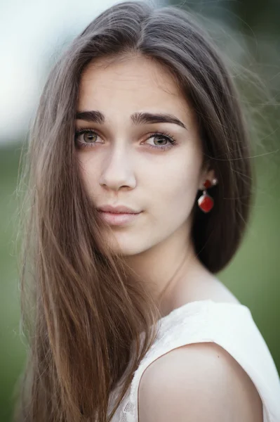 Krásná dívka s dlouhými vlasy — Stock fotografie