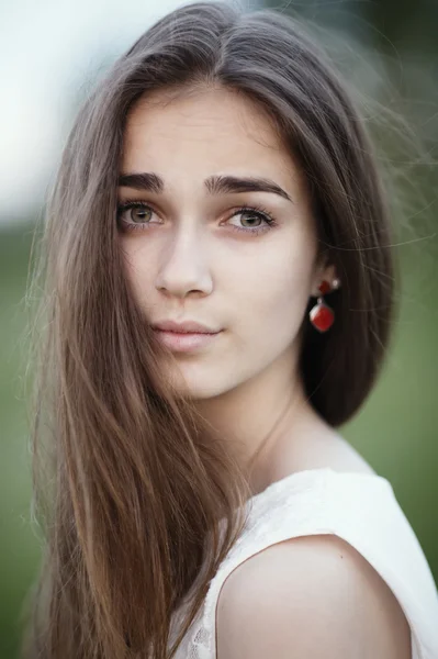 Bella ragazza con i capelli lunghi — Foto Stock