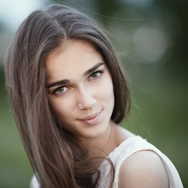 Krásná dívka s dlouhými vlasy — Stock fotografie