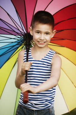 mutlu çocuk parkında bir gökkuşağı şemsiye ile