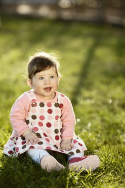 tatlı bebek bahçede çimlerin üzerine oturan