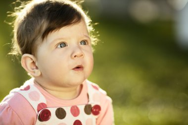 tatlı bebek bahçede çimlerin üzerine oturan