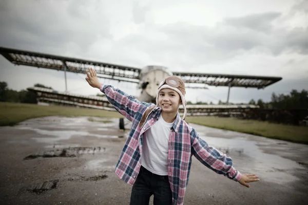 Niño feliz soñando con ser piloto —  Fotos de Stock