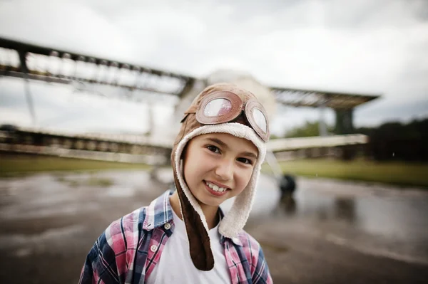 Niño feliz soñando con ser piloto —  Fotos de Stock