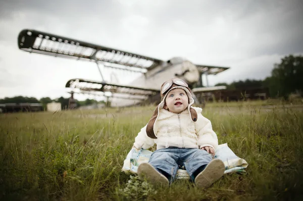 Sweet baby dromen van piloot worden — Stockfoto