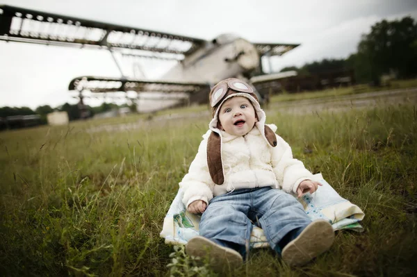 Söt baby drömmer om att bli pilot — Stockfoto