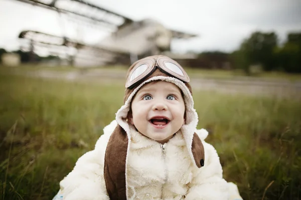 Sweet baby dreaming of being pilot — стоковое фото