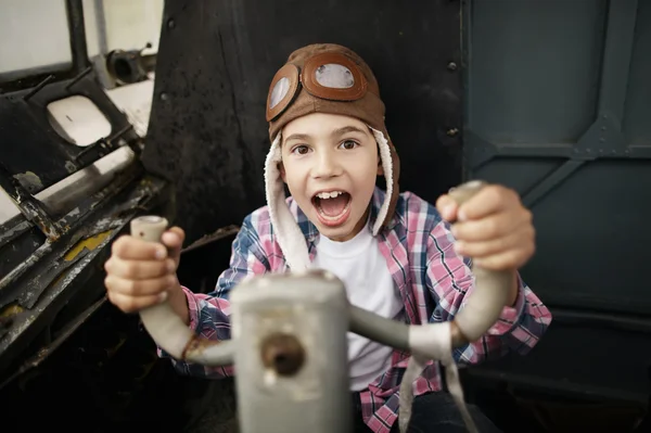 Liten pojke drömmer om att bli pilot — Stockfoto