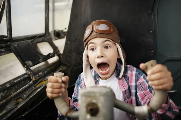 Menino sonhando em ser piloto — Fotografia de Stock