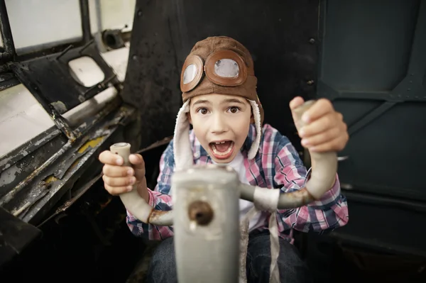 Liten pojke drömmer om att bli pilot — Stockfoto