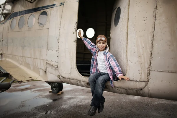 Küçük çocuk pilot olmayı hayal — Stok fotoğraf