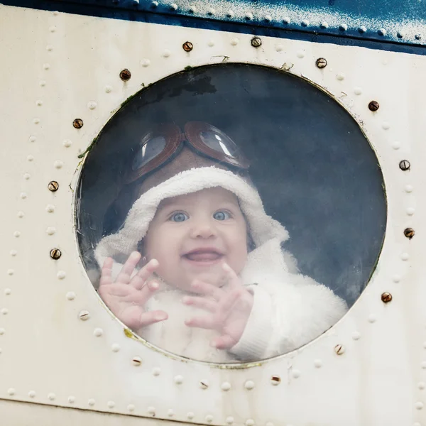 Lite baby drömmer om att bli pilot — Stockfoto