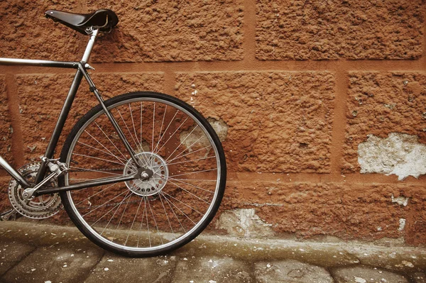 Vecchia bici sulla strada — Foto Stock