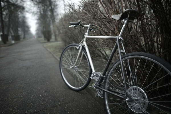 Старый велосипед на улице — стоковое фото