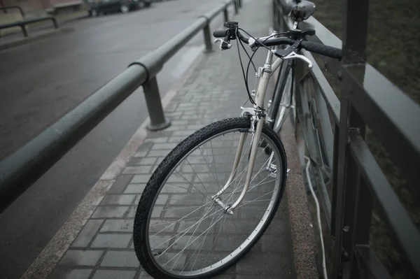 Старый велосипед на улице — стоковое фото