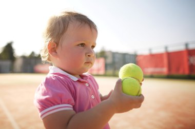 küçük kız tenis oynuyor