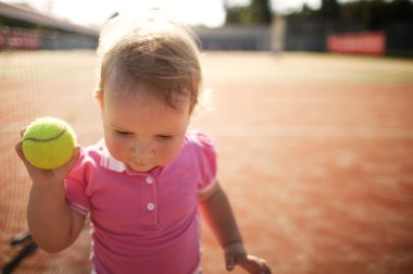 küçük kız tenis oynuyor