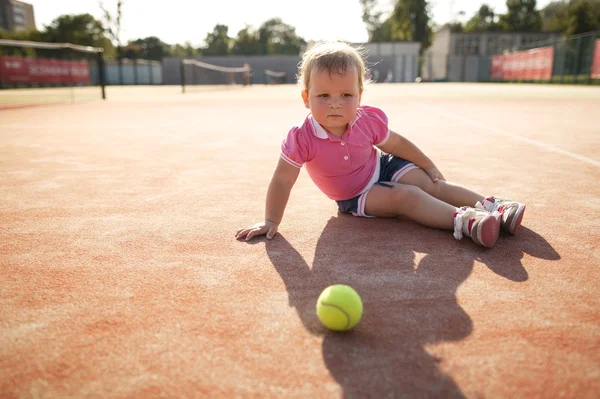 Niña juega tenis — Foto de Stock