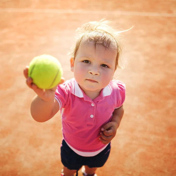 Küçük kız tenis oynuyor — Stok fotoğraf