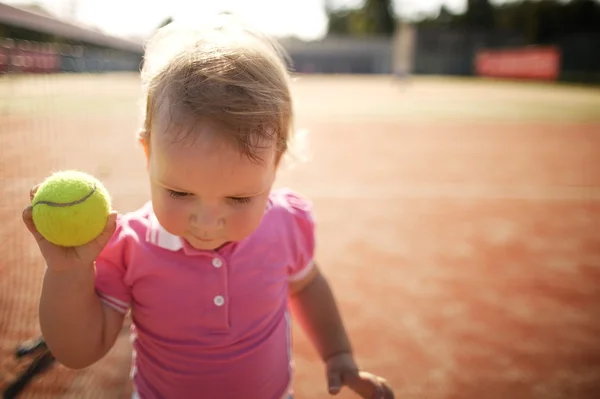 Liten flicka spelar tennis — Stockfoto