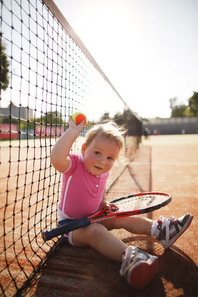Kleines Mädchen spielt Tennis — Stockfoto