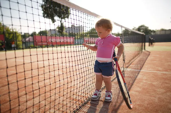 Niña juega tenis — Foto de Stock