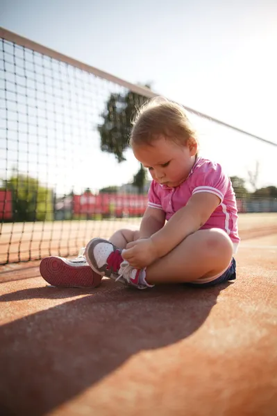 Girl learning to tie shoelaces — Stock Photo, Image