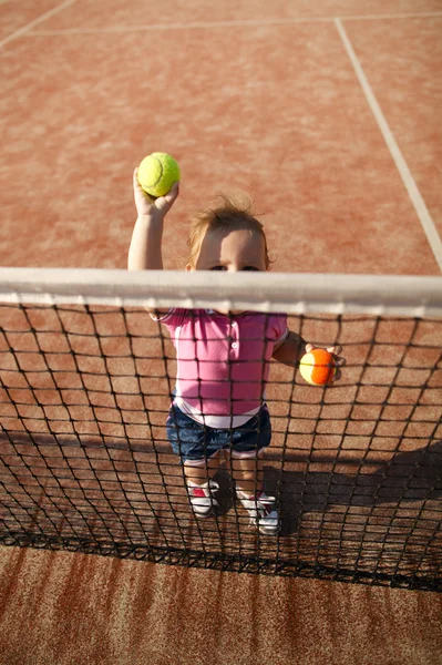 Liten flicka spelar tennis — Stockfoto