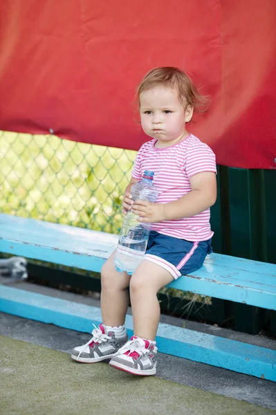 Девушка с бутылкой минеральной воды — стоковое фото