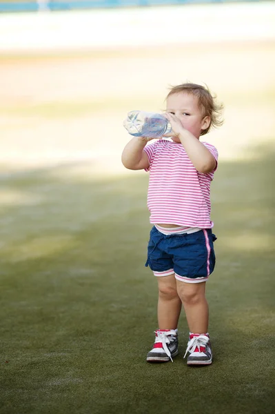 Девушка с бутылкой минеральной воды — стоковое фото