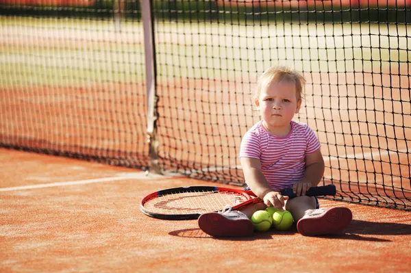 Niña juega tenis — Foto de Stock