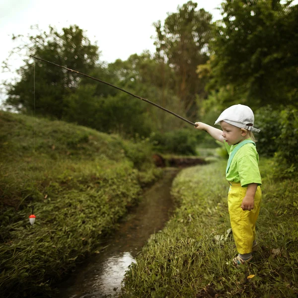 Foto di piccolo ragazzo pesca — Foto Stock