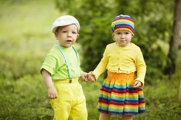 Menino com uma menina em roupas coloridas brilhantes — Fotografia de Stock